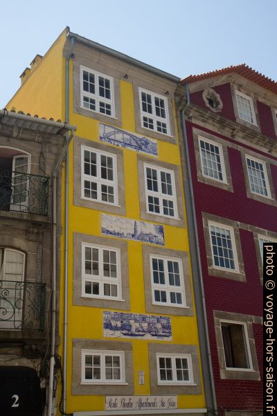 Maison rénovée avec des azulejos de Lisbonne. Photo © Alex Medwedeff