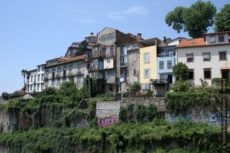 Maisons de la Rua de Dom Hugo. Photo © Alex Medwedeff