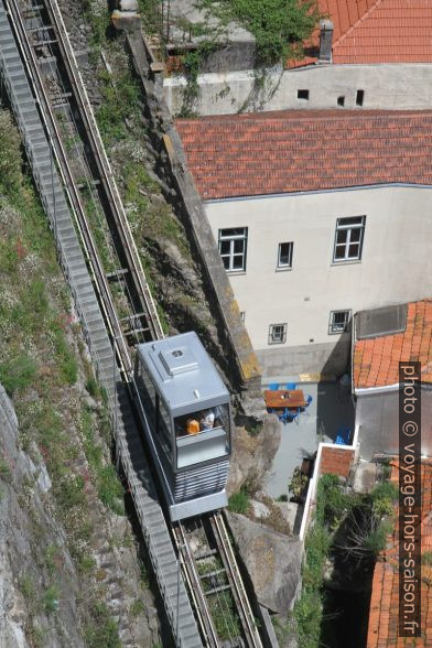 Une cabine du funiculaire des Guindais. Photo © Alex Medwedeff