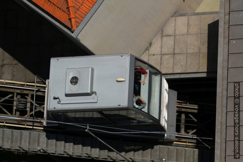 Une cabine du funiculaire des Guindais vu de dessus. Photo © André M. Winter