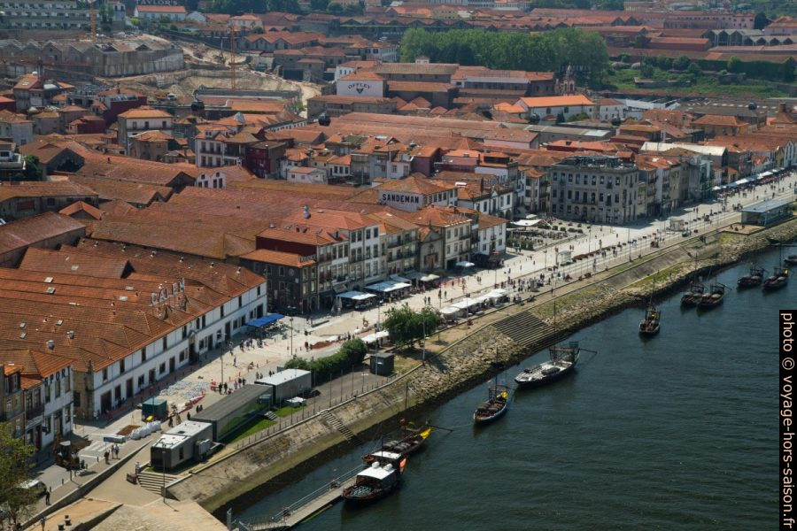Celliers de porto a Vila Nova de Gaia vus du Pont Dom-Luís. Photo © Alex Medwedeff
