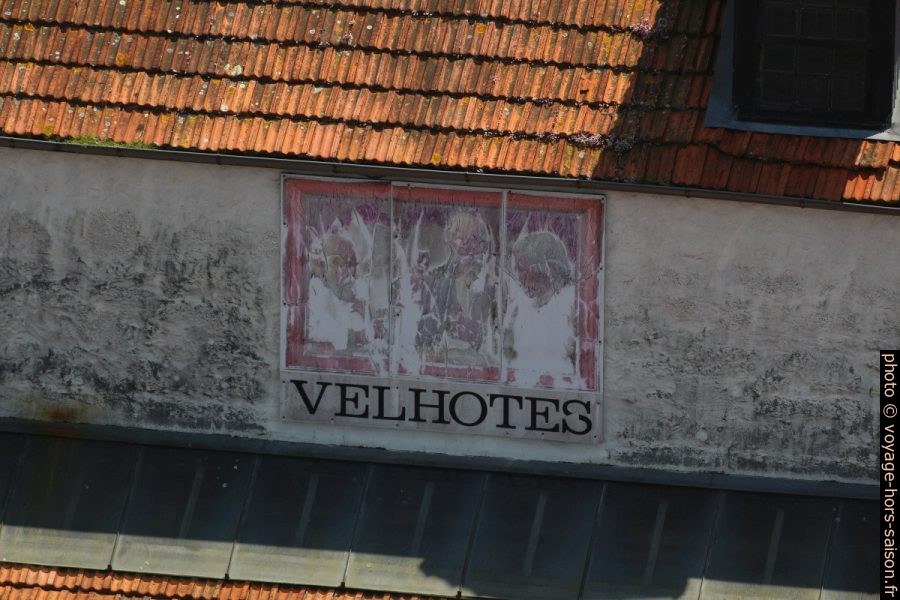 Ancienne publicité pour le vin porto Velhotes. Photo © André M. Winter