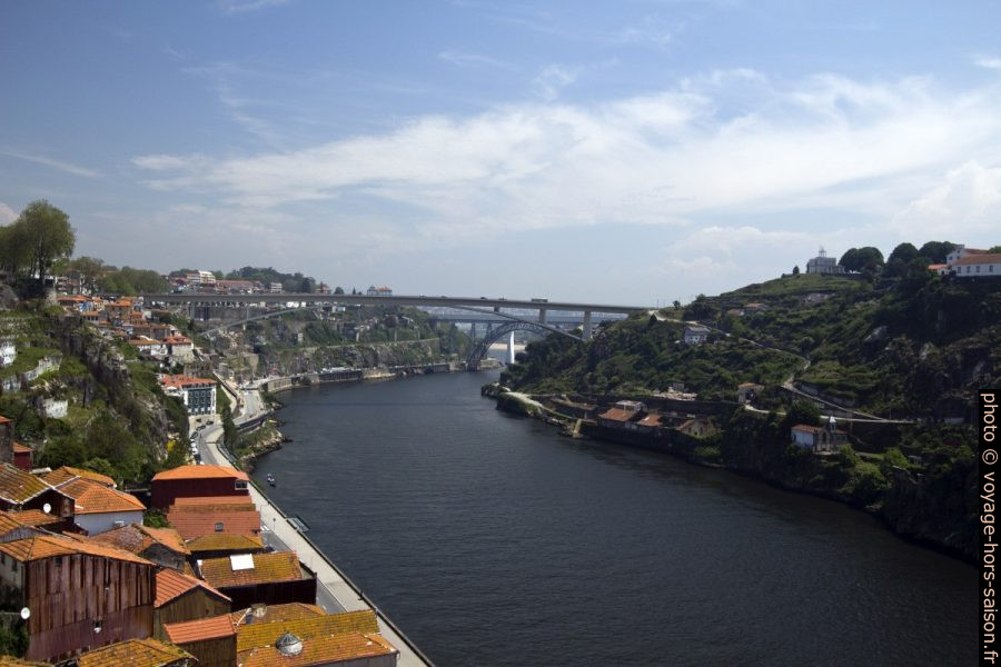 Vue du Pont Dom-Luís sur le Douro en direction amont. Photo © André M. Winter