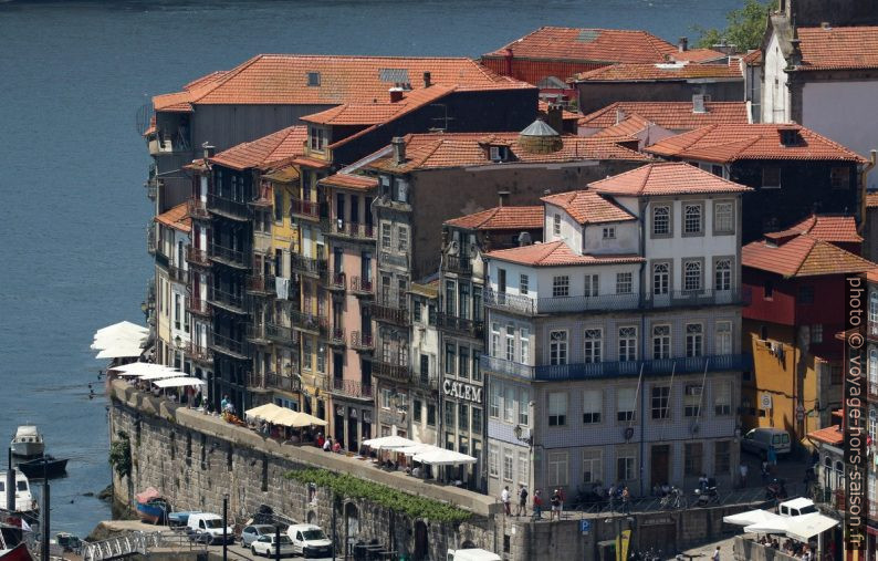 Maisons au-dessus du Muro dos Bacalhoeiros. Photo © André M. Winter