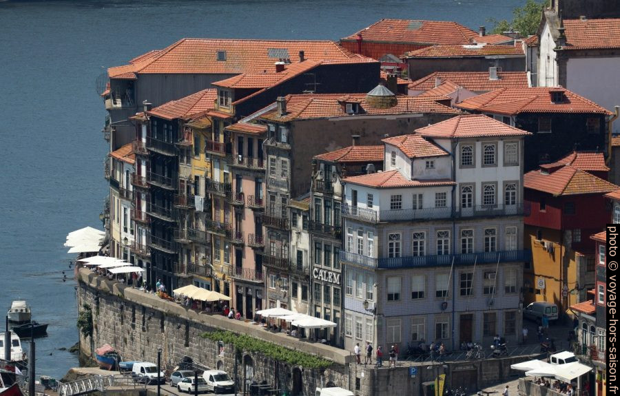 Maisons au-dessus du Muro dos Bacalhoeiros. Photo © André M. Winter