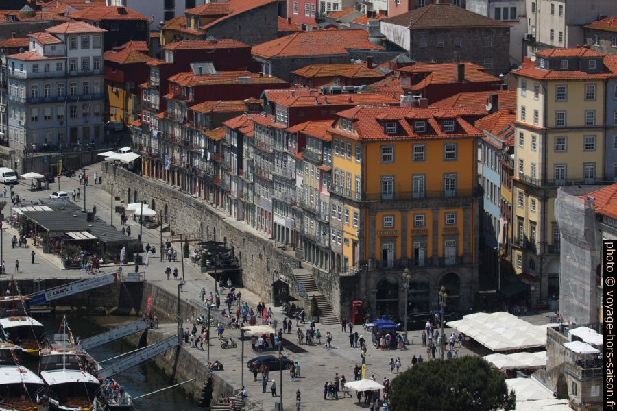 Maisons du Cais da Estiva vues du Pont Luís I. Photo © André M. Winter
