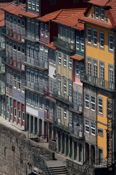 Façades aux grandes fenêtres des maisons du Cais da Estiva. Photo © André M. Winter