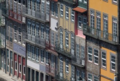 Façades aux grandes fenêtres des maisons du Cais da Estiva. Photo © André M. Winter