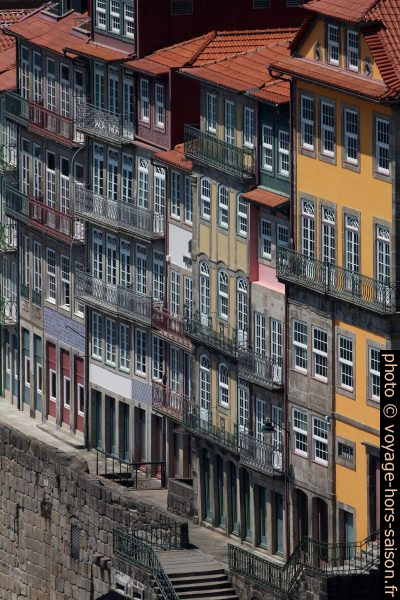 Façades aux grandes fenêtres des maisons du Cais da Estiva. Photo © André M. Winter