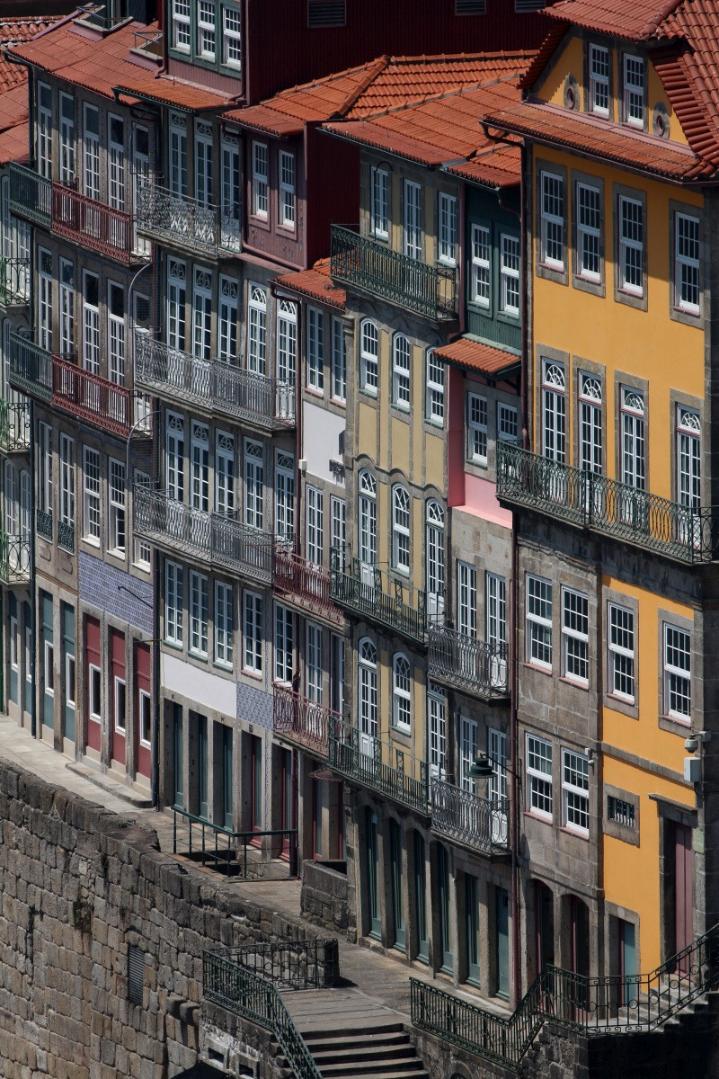 Façades aux grandes fenêtres des maisons du Cais da Estiva. Photo © André M. Winter