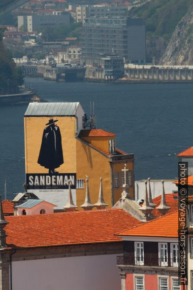 Publicité Sandeman sur une tour du quartier São Nicolau. Photo © André M. Winter