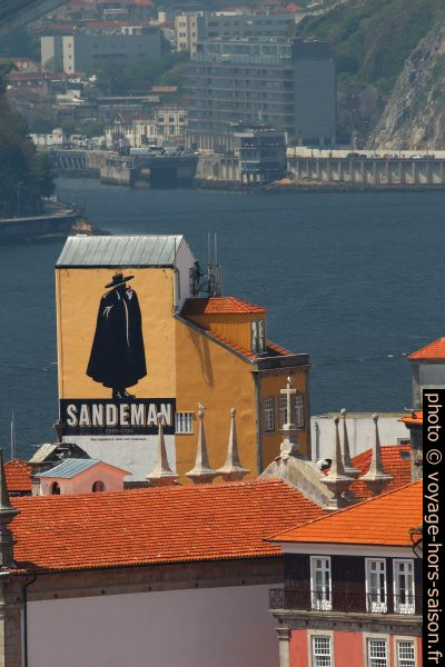 Publicité Sandeman sur une tour du quartier São Nicolau. Photo © André M. Winter