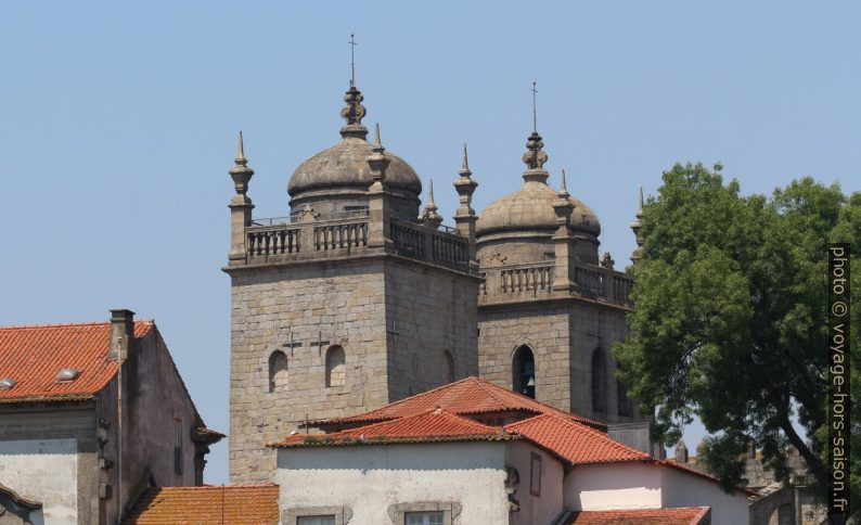 Clochers de la Cathédrale de Porto. Photo © André M. Winter