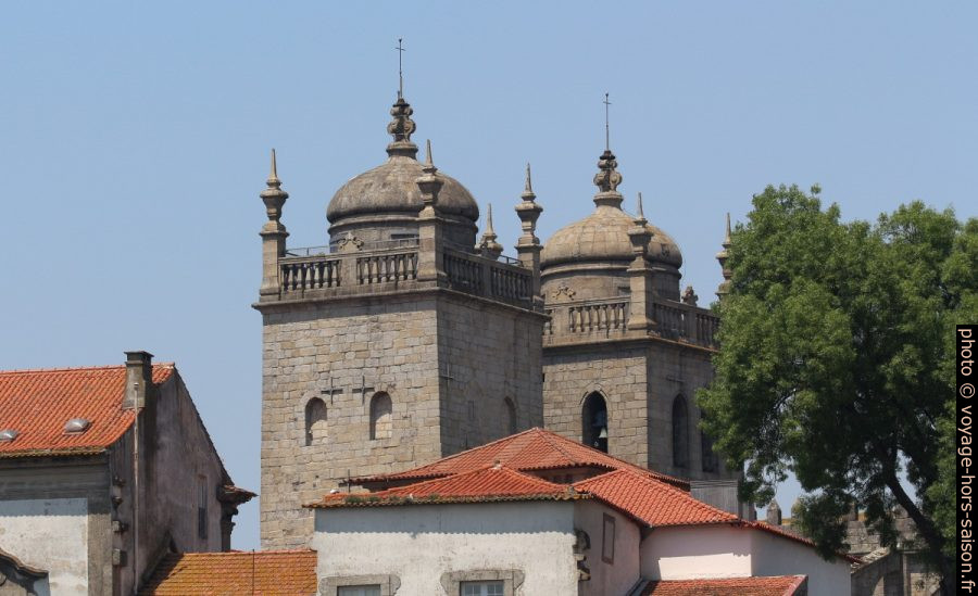 Clochers de la Cathédrale de Porto. Photo © André M. Winter