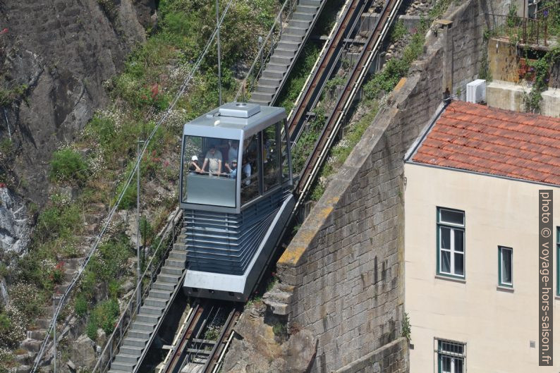 Cabine du funiculaire des Guindais. Photo © André M. Winter