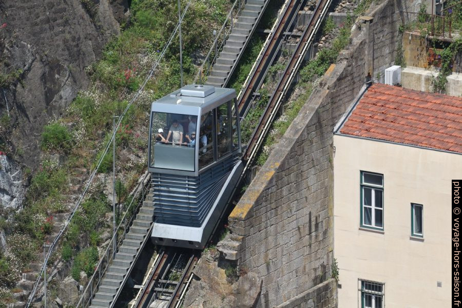 Cabine du funiculaire des Guindais. Photo © André M. Winter