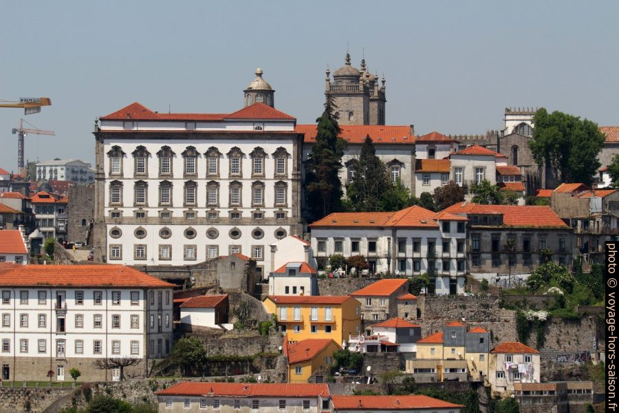 Palais épiscopal et clochers de la Sé do Porto. Photo © André M. Winter
