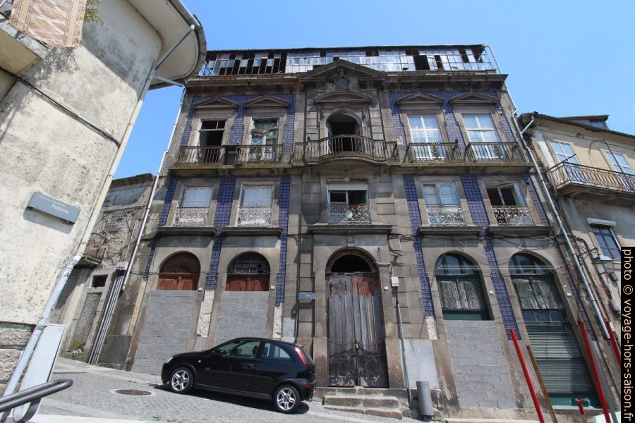 Maison abandonnée et en ruine. Photo © André M. Winter