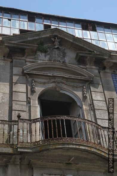 Balcon représentatif d'une maison abandonnée et en ruine. Photo © Alex Medwedeff