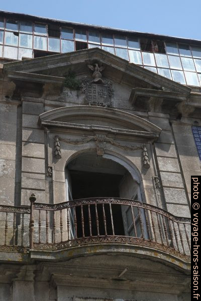 Balcon représentatif d'une maison abandonnée et en ruine. Photo © Alex Medwedeff