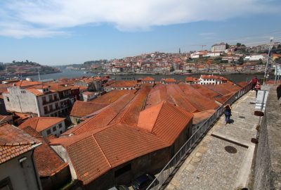 Toits des caves de porto à Vila Nova de Gaia. Photo © André M. Winter