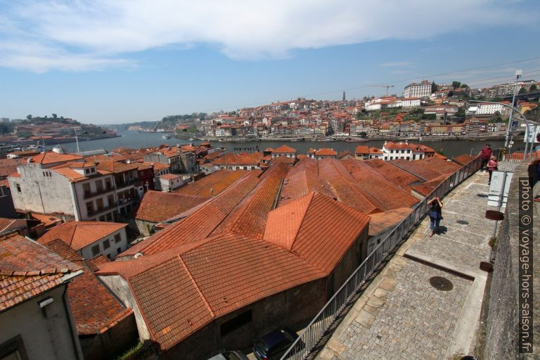 Toits des caves de porto à Vila Nova de Gaia. Photo © André M. Winter