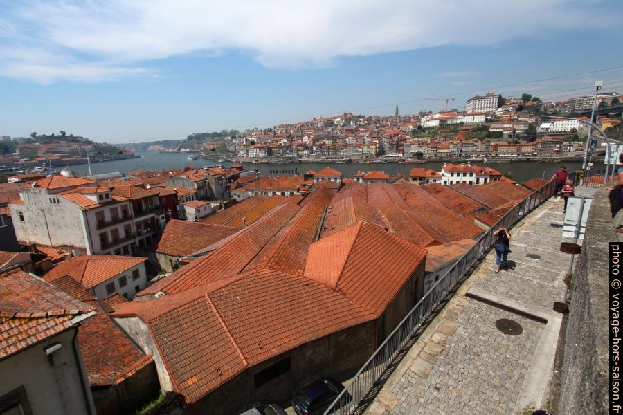 Toits des caves de porto à Vila Nova de Gaia. Photo © André M. Winter