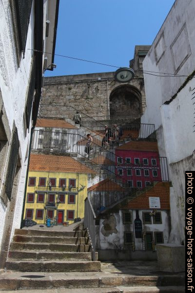Peintures murales de l'escalier de la Travessa Calçada do Reis. Photo © André M. Winter