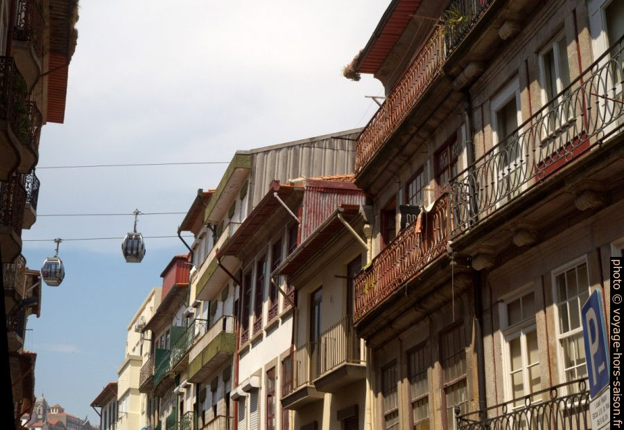 Téléphérique de Gaia et balcons de la Rua Cândido dos Reis. Photo © Alex Medwedeff