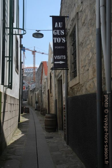 Rua de França entre les celliers de porto. Photo © Alex Medwedeff