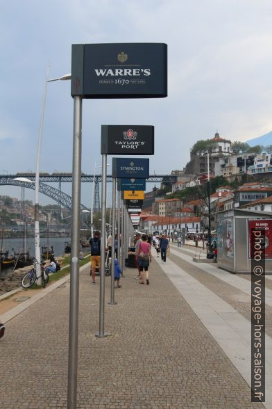 Publicités de marques de porto. Photo © André M. Winter