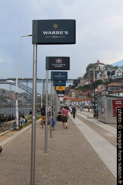 Publicités de marques de porto. Photo © André M. Winter