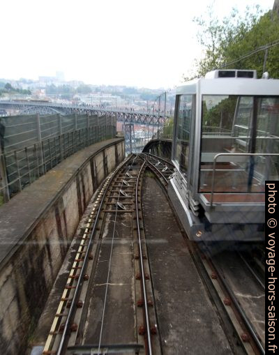 Une cabine passe dans la zone d'évitement du Funicular dos Guindais. Photo © André M. Winter