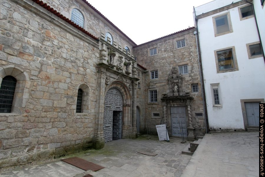 Cour devant l'église de Santa Clara do Porto. Photo © André M. Winter