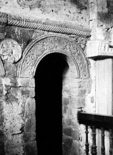 Un arc ciselé dans l'église Saint-Michel-de-Lillo vers 1886. Photo 1522 Jean-Auguste Brutails Université Bordeaux Montaigne 1886