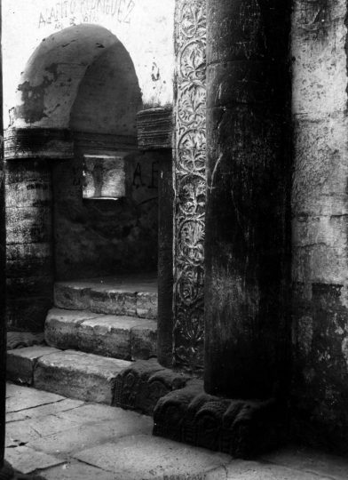 Intérieur de l'église Saint-Michel-de-Lillo vers 1886. Photo 1526 Jean-Auguste Brutails Université Bordeaux Montaigne 1886