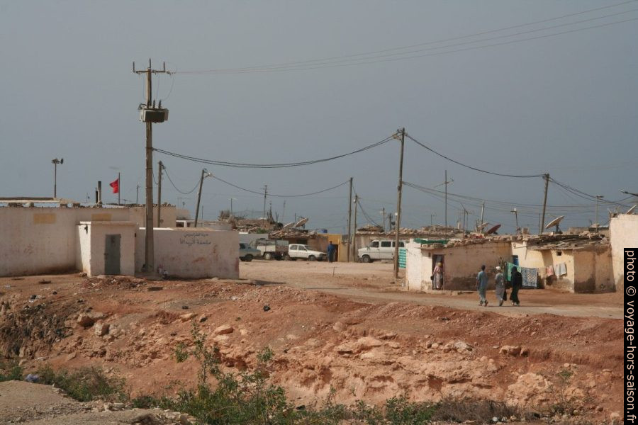 Habitations marocaines entre la ville et le port d'Agadir. Photo © André M. Winter