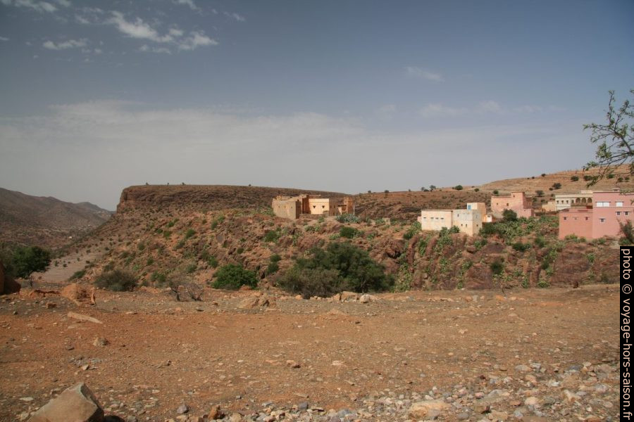 Mesa et maisons dans la vallée de l'Oued Aït Baha. Photo © André M. Winter