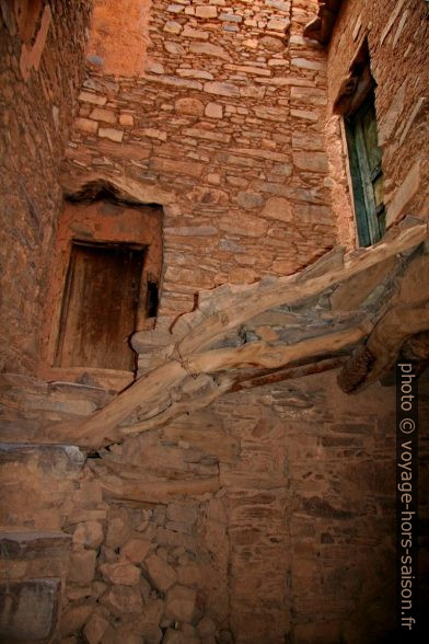 Escalier d'accés aux chambres de l'Agadir Tizrgane. Photo © Alex Medwedeff