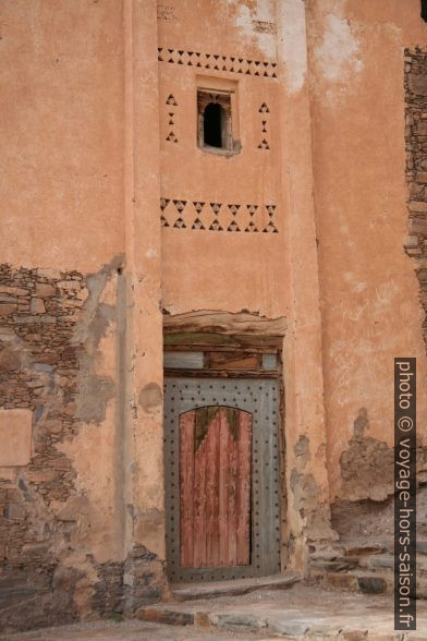Porte aux murs décorées dans l'Agadir Tizrgane. Photo © Alex Medwedeff