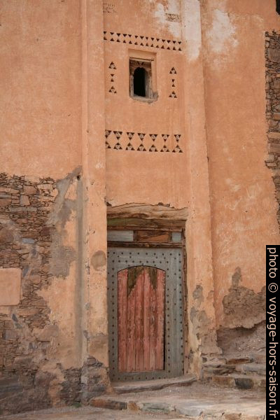Porte aux murs décorées dans l'Agadir Tizrgane. Photo © Alex Medwedeff
