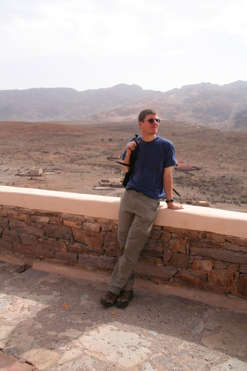 André dans l'Agadir Tizrgane. Photo © Alex Medwedeff