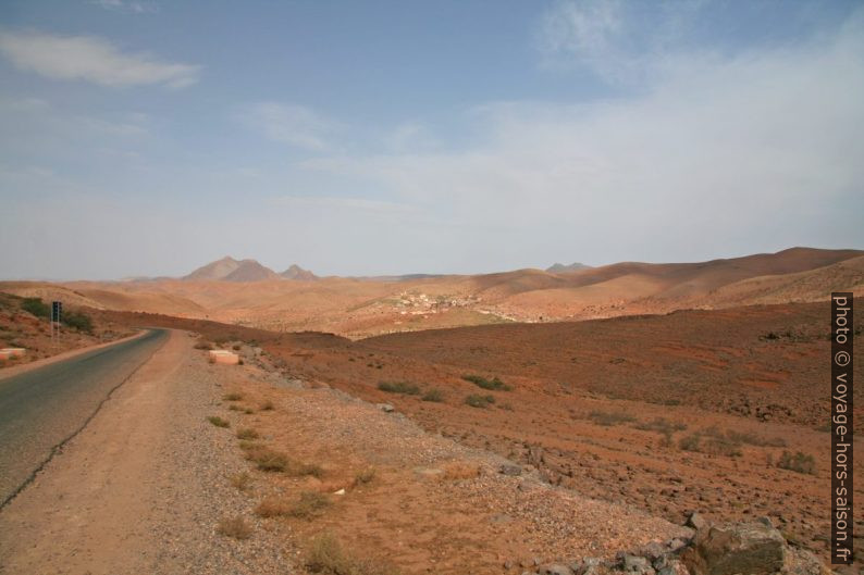 Paysage au nord-ouest du col Tizi-n'Tarakatine. Photo © André M. Winter