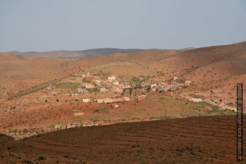 Village près du col Tizi-n'Tarakatine. Photo © André M. Winter