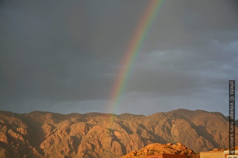 Arc en ciel au-dessus de l'Adrar Iliyg. Photo © André M. Winter