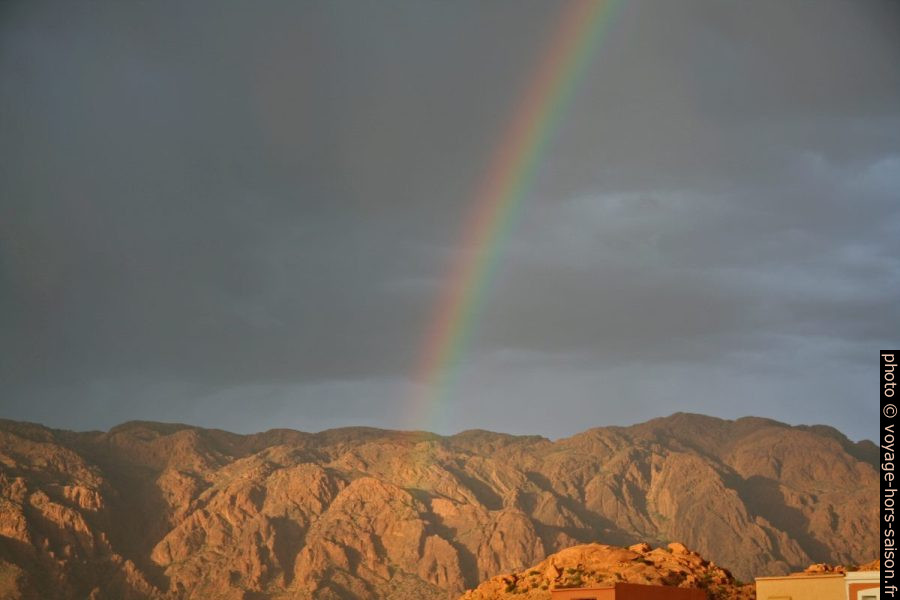 Arc en ciel au-dessus de l'Adrar Iliyg. Photo © André M. Winter