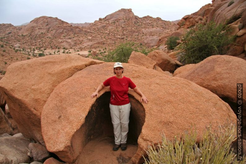 Alexandra dans une cavité erodée dans le granit. Photo © André M. Winter