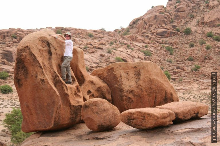 André sur un rocher granitique erodé. Photo © Alex Medwedeff