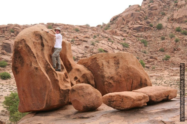 André sur un rocher granitique erodé. Photo © Alex Medwedeff