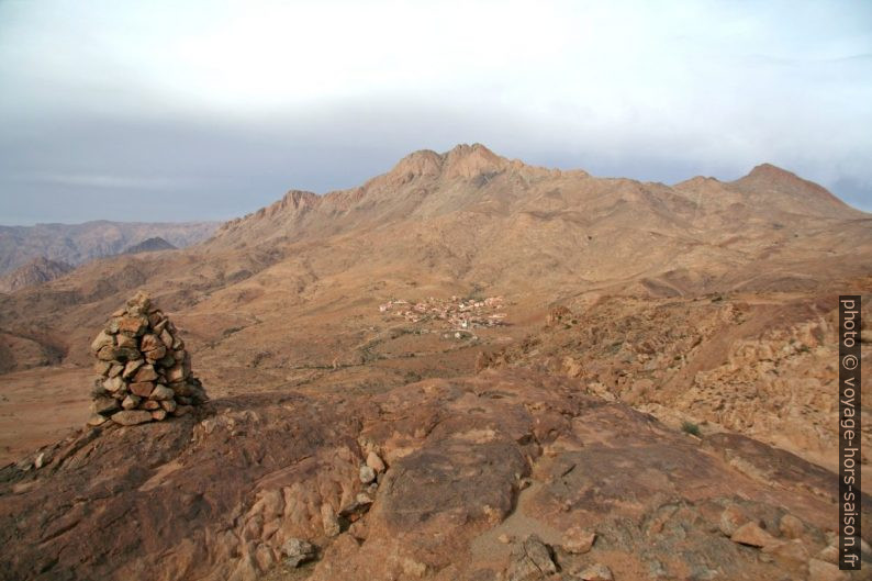 Adrar Mqorn et le village d'Ayerd. Photo © André M. Winter